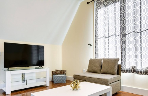 Wade Hampton Apartment | Bright Greenville Apt w/ Balcony, Near Downtown!