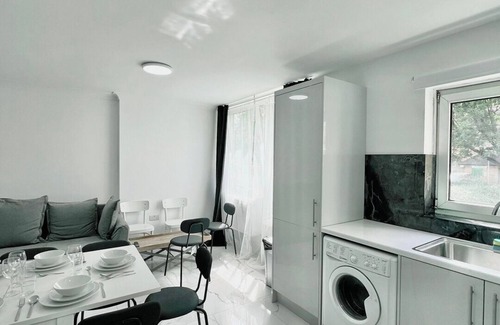 Queen's Park Apartment | Bright Ground Floor Flat