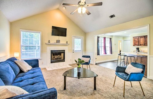 Hinesville House | Bright Hinesville Home with Yard Pet Friendly!