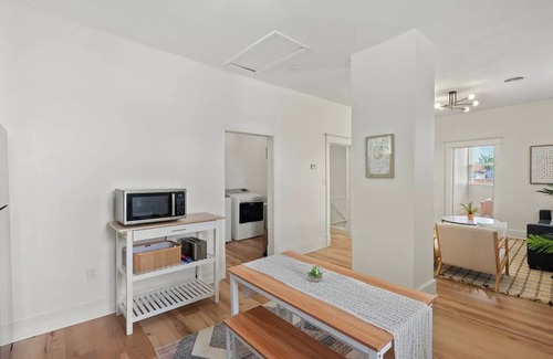Hampton House | Bright, Historic 2-Bdrm Home by the Beachnn