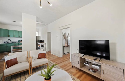 Hampton House | Bright, Historic 2-Bdrm Home by the Beachnn