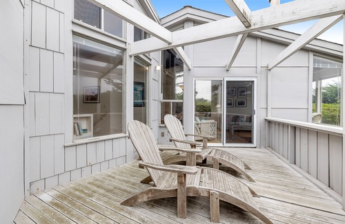 Salmon Creek House | Bright Home 800 Feet from Salmon Creek Beach w/Wood Stove & Pool Table