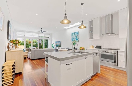 Newtown House | Bright Home in Trendy Newtown close to the Park