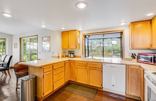 Clinton House | Bright home near Deer Lake with Puget Sound view, huge backyard & deck