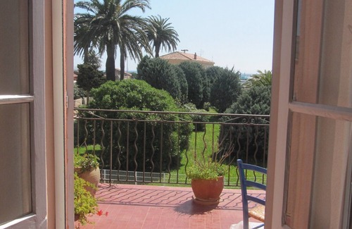 Hyeres House | Bright house facing the sea with large terrace and garden