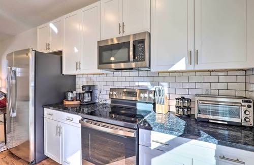 Oakley Cottage | Bright & Inviting Home by Biltmore Village w/Deck
