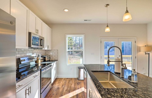 Oakley Cottage | Bright & Inviting Home by Biltmore Village w/Deck