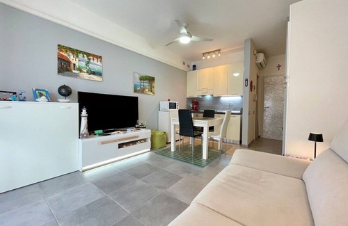 Porto Santa Margherita Apartment | Bright apartment by the beach with a lovely balcony