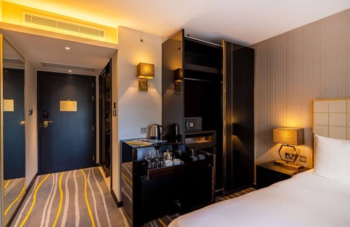 Portsoken Hotel | Bright King Room in East London – Free Wi-Fi, A/C, Walk-In Shower