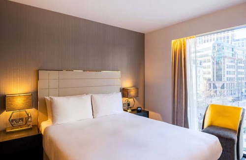 Portsoken Hotel | Bright King Room in East London – Free Wi-Fi, A/C, Walk-In Shower