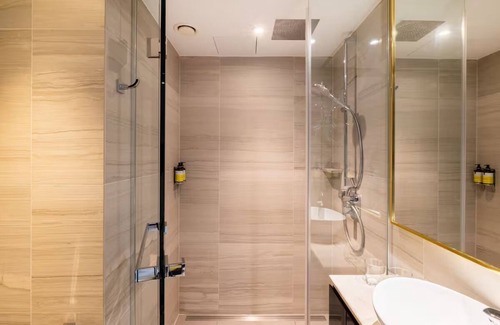 Portsoken Hotel | Bright King Room in East London – Free Wi-Fi, A/C, Walk-In Shower