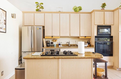 North Hollywood Condo | Bright LA Loft Style, 7 Ft Deep Pool, Fireplace