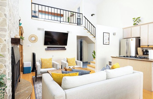 North Hollywood Condo | Bright LA Loft Style, 7 Ft Deep Pool, Fireplace