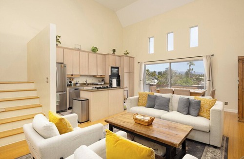 North Hollywood Condo | Bright LA Loft Style, 7 Ft Deep Pool, Fireplace
