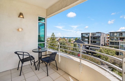 Port Melbourne Apartment | Bright, Light Filled 1-Bedroom Apartment