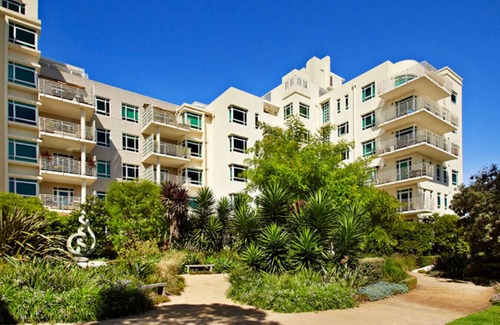Port Melbourne Apartment | Bright, Light Filled 1-Bedroom Apartment