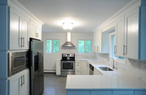 Northwest Harbor House | Bright, light home w/modern kitchen, 4-5 minute drive to East Hampton Village!