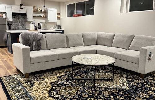 Hobart House | Bright, luxurious, family sized suite only 15 minutes from Lambeau Field!