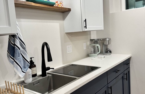 Hobart House | Bright, luxurious, family sized suite only 15 minutes from Lambeau Field!