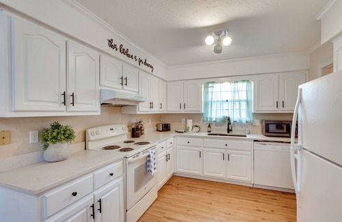 Lynn Haven House | Bright Lynn Haven Home w/Screened Porch & Yard!