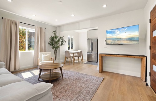 Westwood Apartment | Bright & Modern 1BR/1BA in the heart of Westwood Area