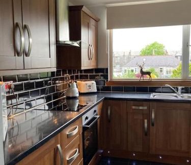 Central Aberdeen Apartment | Bright modern 2 bedroom apartment Free parking and WI-FI