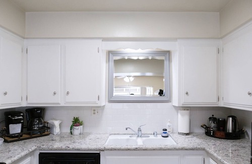 Greenacres Apartment | Bright Modern Apartment w/Garden view in SW Area