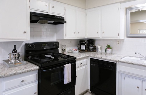 Greenacres Apartment | Bright Modern Apartment w/Garden view in SW Area