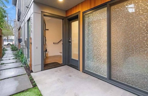 Richmond House | Bright + Modern Division Retreat