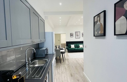 Ealing Apartment | Bright Modern Flat in Ealing - Next to Tube and City Centre