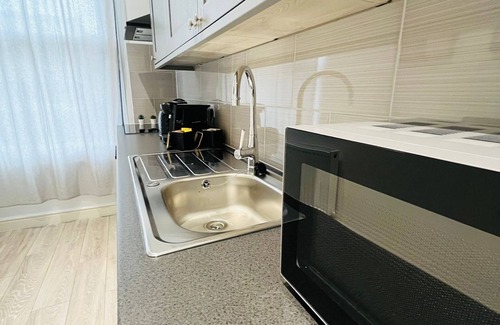 Ealing Apartment | Bright Modern Flat in Ealing - Next to Tube and City Centre