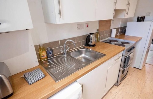 Glenisla Apartment | Bright, Modern Flat Close to University