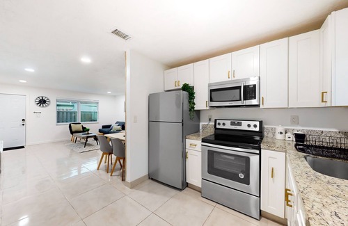 River Oaks Apartment | Bright & modern getaway with AC & patio - perfectly located near parks & trails