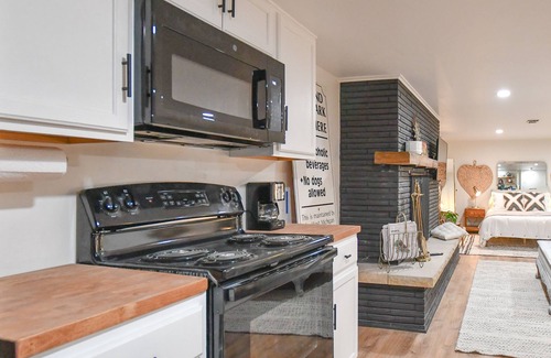 Allouez Apartment | Bright & Modern Open Concept Studio I Fireplace