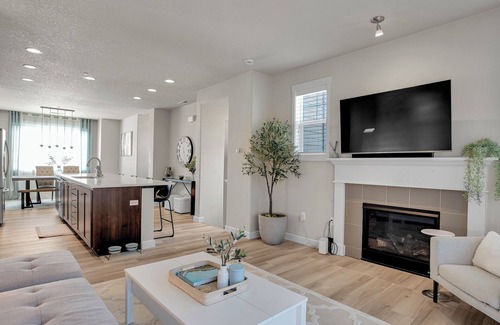 Beaverton House | Bright & Modern Townhome in Central Location Beaverton, OR [3/3.5]