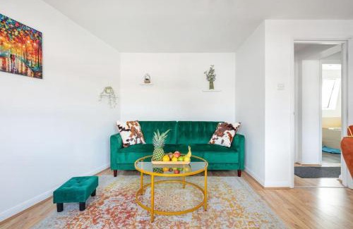 Warwick Apartment | Bright n' Charming Air Conditioned Two Bed in Heart of London