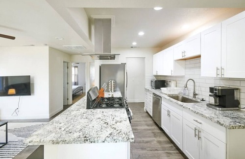 Raisin House | Bright & New KINGS North of Tower District