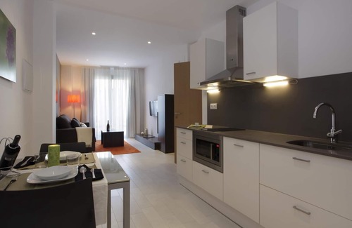 Les Corts Apartment | Bright one-bedroom apartment with balcony