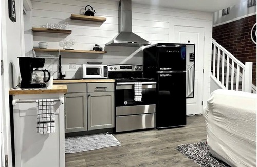 Pueblo Cottage | Bright one bedroom loft cottage guest house