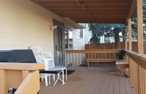 Briargate House | Bright, Open 2 Bed 2 1/2 Bath Home In A Quiet Neighborhood