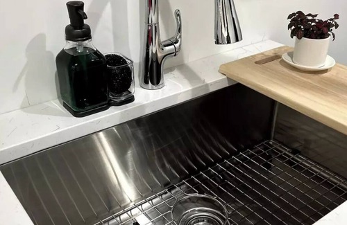Wessex Square Apartment | Bright & Peaceful Arboretum GH