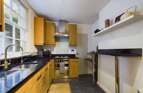 Pimlico Apartment | Bright Pimlico Flat with Private Courtyard Patio