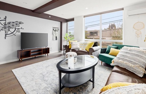 Atlantic House | Bright Quiet 2-Bdrm Townhome 5Min to DT Seattle & Arenas