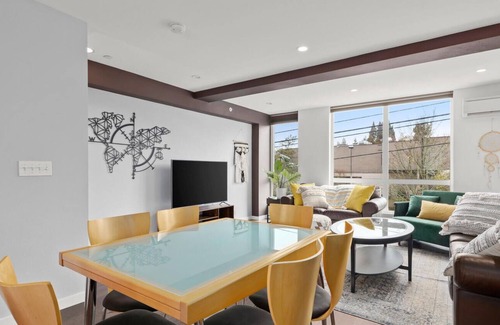 Atlantic House | Bright Quiet 2-Bdrm Townhome 5Min to DT Seattle & Arenas