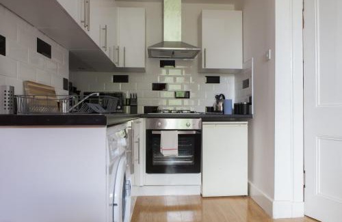 Marchmont Apartment | Bright Retreat Near The Meadows Park