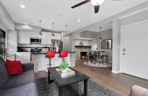 Kansas City Condo | Bright & Roomy 2BR | 1st Floor Retreat | #65