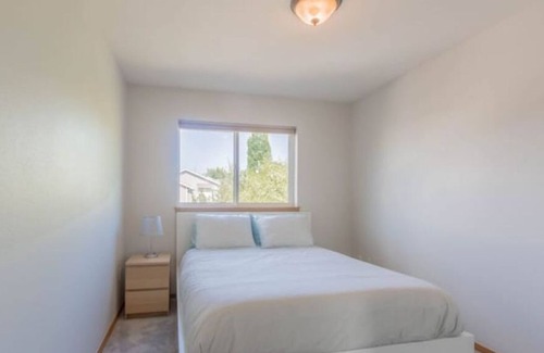 Brighton House | Bright & roomy 5 br house Only 15 min to downtown