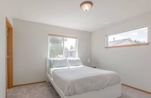 Brighton House | Bright & roomy 5 br house Only 15 min to downtown