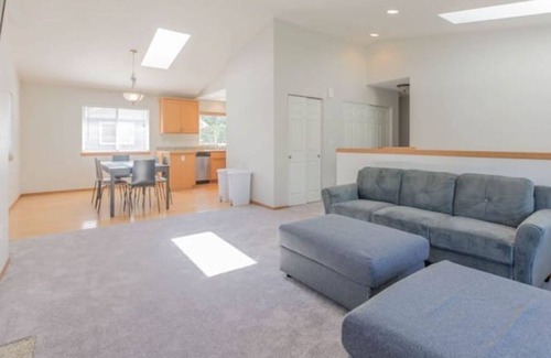 Brighton House | Bright & roomy 5 br house Only 15 min to downtown