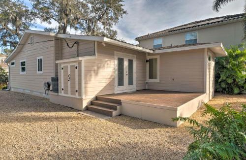 South Sarasota House | Bright Sarasota Bungalow - 5 Mi to Siesta Beach!